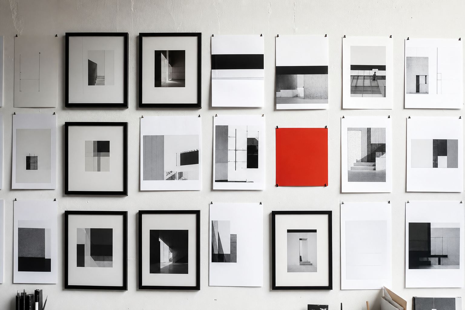 Plan de travail de l'atelier de Julien Jimenez, écrans et documents d'analyse en cours
